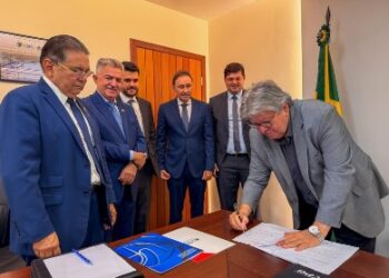 João Azevêdo assina indicações de Taciano Diniz e Deusdete Queiroga para o TCE-PB