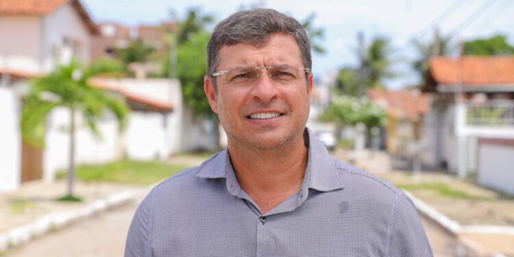 MP ajuiza ação contra Vítor Hugo por falas discriminatórias contra população em situação de rua