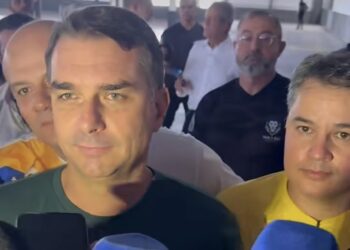Em JP, Flávio Bolsonaro ataca Lula e referenda candidatura de Efraim ao governo