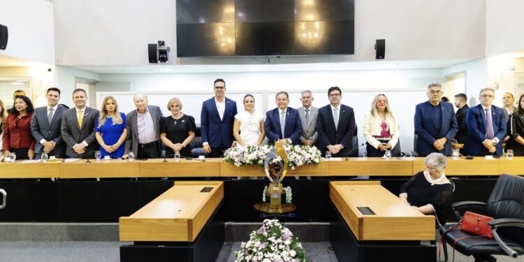 Márcio Roberto participa de entrega da Medalha Epitácio Pessoa à primeira-dama da Paraíba