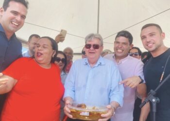 Após crítica de Camila Toscano, João Azevêdo recebe “galinha” durante inauguração em Guarabira