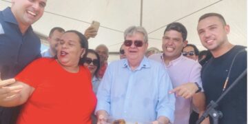 Após crítica de Camila Toscano, João Azevêdo recebe “galinha” durante inauguração em Guarabira