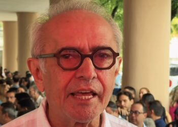 Em tom descontraído, Cícero mantém mistério sobre saída da Prefeitura