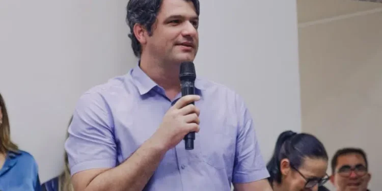 Léo Bezerra determina operação de fiscalização na orla da Capital após novo caso de poluição