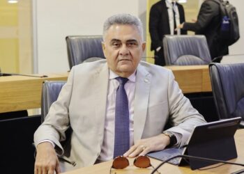 Assembleia aprova requerimentos de Márcio Roberto para educação e infraestrutura no Sertão