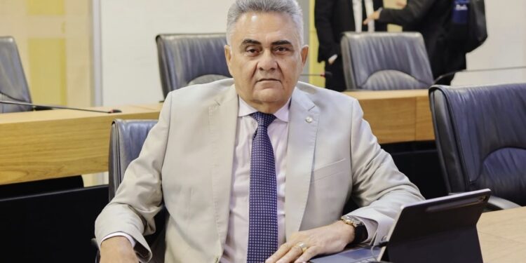 Assembleia aprova requerimentos de Márcio Roberto para educação e infraestrutura no Sertão