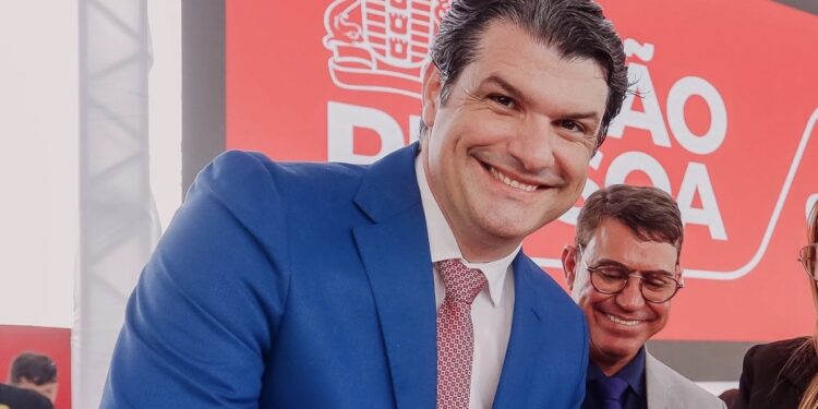 Léo diz que manterá diálogo com João Azevêdo e deixa apoio para segunda vaga ao Senado em aberto