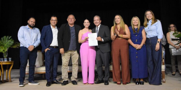 Nabor dá posse a novos servidores garantindo continuidade dos avanços na gestão