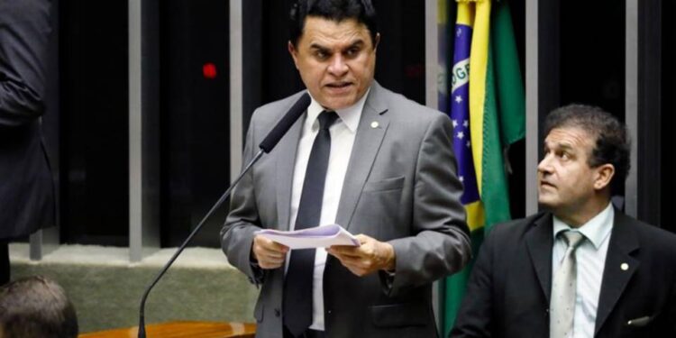 Wilson Santiago paga R$ 203 mil da cota parlamentar aos sobrinhos para alugar SUVs de luxo, aponta mídia nacional