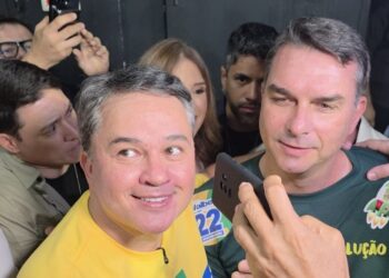 Pré-candidato à presidência, Flávio Bolsonaro visitará São João de Campina após convite de Efraim