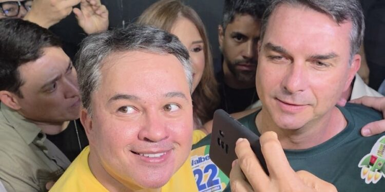 Pré-candidato à presidência, Flávio Bolsonaro visitará São João de Campina após convite de Efraim