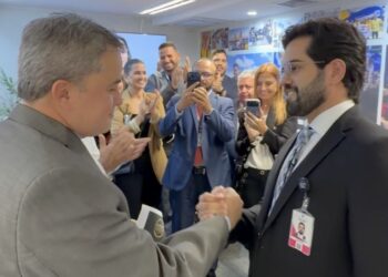 Cercado de prefeitos, Efraim recebe notícia de prêmio como “Melhor Senador da Atual Legislatura”