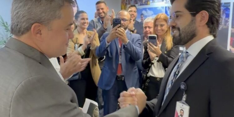 Cercado de prefeitos, Efraim recebe notícia de prêmio como “Melhor Senador da Atual Legislatura”
