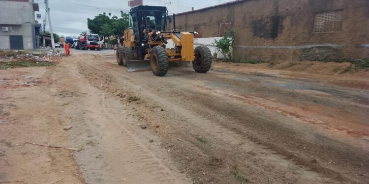 Prefeitura de Patos inicia obras de pavimentação asfáltica em diversos bairros da cidade