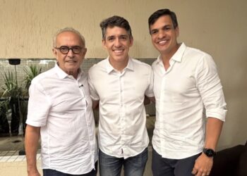 Bastidores: enquanto Diogo vai a Brasília atrás de Cássio, Tovar deixa escapar presença de Solon Benevides no “conselho político” de Cícero