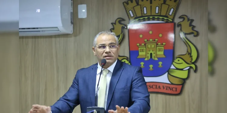 Evilásio Cavalcanti antecipa 13º salário e garante pagamento dos servidores de Cabedelo dentro do mês