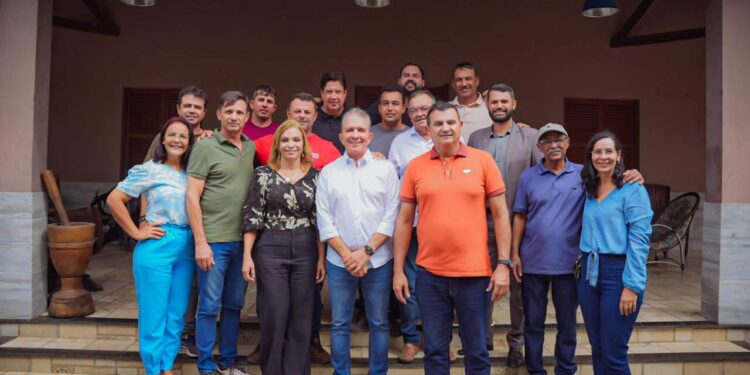 Delúsia e grupo Tião do Rêgo em Queimadas fecham com Nabor ao Senado, mas adiam nome da segunda vaga