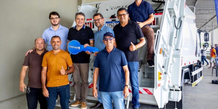 Efraim entrega máquinas e implementos agrícolas para 11 municípios e reforça compromisso com o desenvolvimento do interior