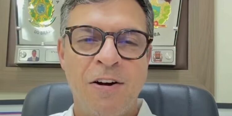 Com direitos políticos recuperados, Vitor Hugo anuncia retomada da pré-campanha à Assembleia mesmo após perder bases
