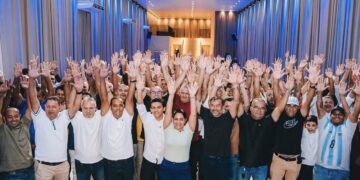 Prefeito de Santa Rita monta “coalizão” de vereadores e suplentes em torno da pré-candidatura da esposa e busca apoio de ex-presidente da Assembleia