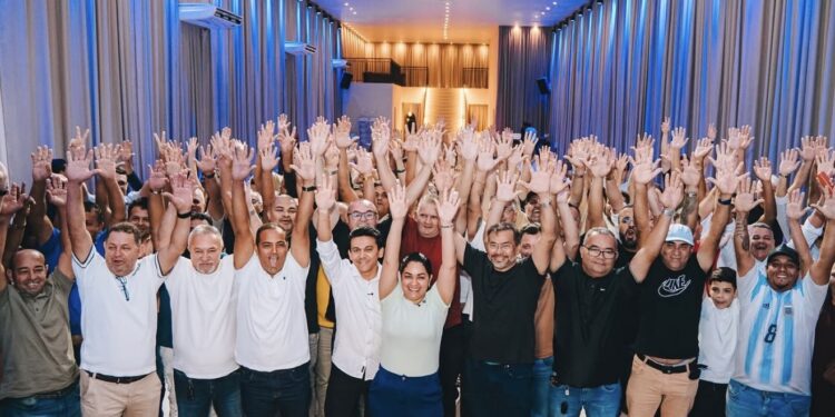 Prefeito de Santa Rita monta “coalizão” de vereadores e suplentes em torno da pré-candidatura da esposa e busca apoio de ex-presidente da Assembleia