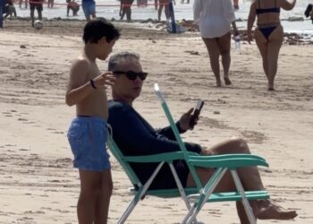 Em meio à pré-campanha intensa de Cícero e Diogo, Cássio curte domingão de praia em Cabedelo