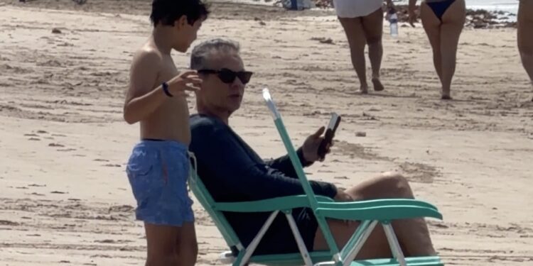 Em meio à pré-campanha intensa de Cícero e Diogo, Cássio curte domingão de praia em Cabedelo