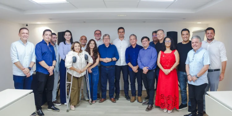 Lucas Ribeiro reúne representantes de 14 partidos e cria “conselho político” para eleições
