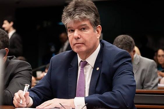 Exclusivo: com os dois pés no governo Lucas, Ruy Carneiro já “despacha” em secretaria