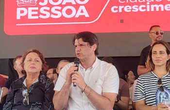 “A gente só vai parar quando calçar 100% de João Pessoa”, diz Léo Bezerra
