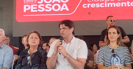 “A gente só vai parar quando calçar 100% de João Pessoa”, diz Léo Bezerra