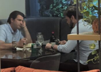 Bastidores: Léo Bezerra e Bruno vão à mesa no Gulliver e geram especulações sobre qual o “prato” do almoço