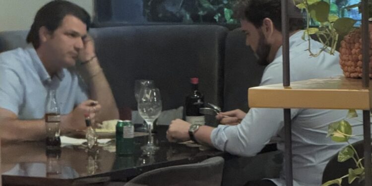 Bastidores: Léo Bezerra e Bruno vão à mesa no Gulliver e geram especulações sobre qual o “prato” do almoço