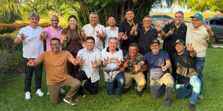 Helder Carvalho reúne bancada em Sousa e vereadores fecham apoio em bloco à pré-candidatura de Lindolfo