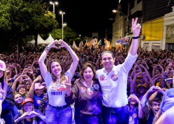 Ao lado de multidão, Hugo e Olívia inauguram Comitê Central de campanha em Patos
