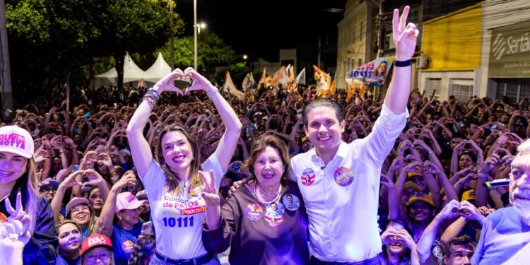 Ao lado de multidão, Hugo e Olívia inauguram Comitê Central de campanha em Patos