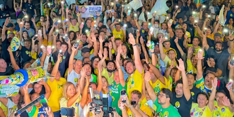Bruno faz primeira caminhada em apoio a Efraim e reúne multidão em Campina Grande