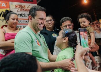 Doutor Jhony reúne multidão em caminhada no Santa Rosa, em Campina Grande