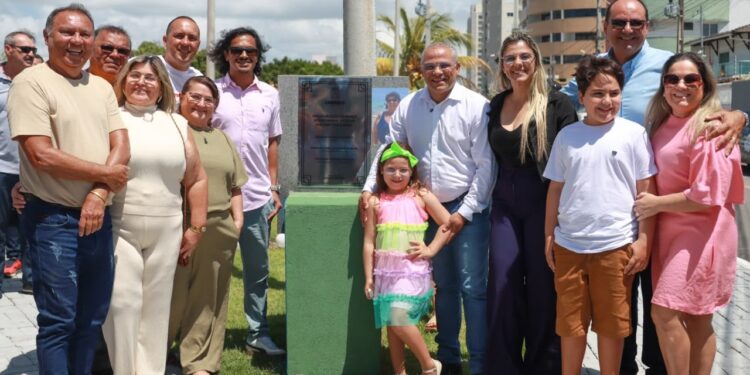 Evilásio Cavalcanti entrega Praça Tia Sônea e amplia opções de lazer em Ponta de Campina, em Cabedelo