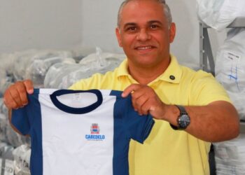 Prefeito Evilásio Cavalcanti reforça investimentos na educação de Cabedelo com entrega de fardamentos e kits