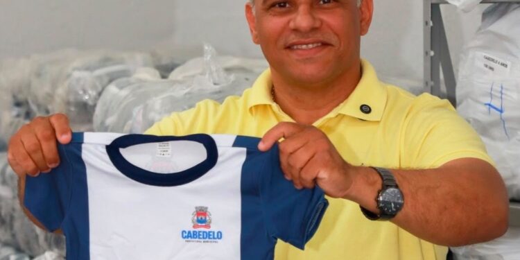 Prefeito Evilásio Cavalcanti reforça investimentos na educação de Cabedelo com entrega de fardamentos e kits