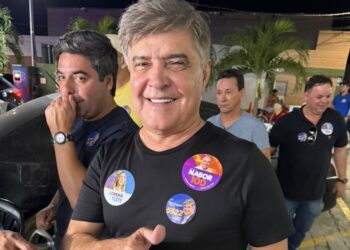Em Monteiro, Wellington Roberto cola botton de Nabor no peito e sinaliza aliança para o Senado