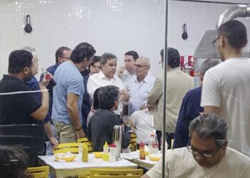 Cícero e Efraim se encontram em cachorro-quente após primeiro debate ao Governo
