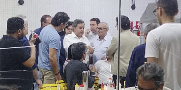 Cícero e Efraim se encontram em cachorro-quente após primeiro debate ao Governo