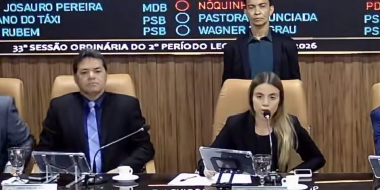 Jays de Nita sobe o tom e rebate vereador durante discussão: “Você grita sua mulher em casa, mas aqui não”