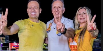 Com presença de Aguinaldo Ribeira, Eduardo Brito abre campanha em Mamanguape com adesivaço e carreata
