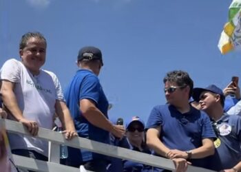 Durante evento em Catolé do Rocha, Murilo Galdino surpreende e pede votos para… Efraim