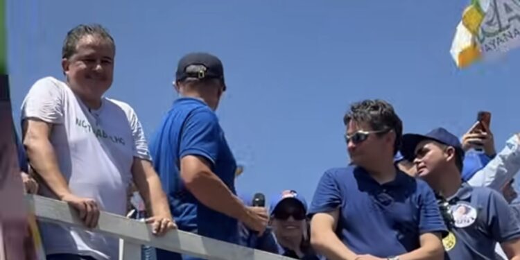 Durante evento em Catolé do Rocha, Murilo Galdino surpreende e pede votos para… Efraim