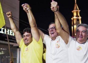 “Fofa-Chão”: em apoio a Lindolfo e Tyrone, prefeito de Sousa promove maior arrastão político da campanha na Paraíba