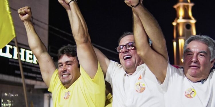 “Fofa-Chão”: em apoio a Lindolfo e Tyrone, prefeito de Sousa promove maior arrastão político da campanha na Paraíba